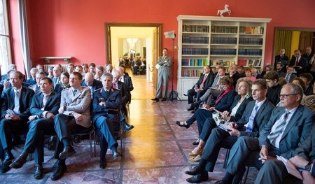 Koordiniert Kampagne wegen Antisemitismus gegen die deutsche Lin...