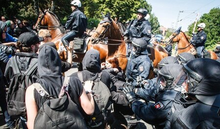 Scharfe Polizeimaßnahmen: Im niedersächsischen Bad Nenndorf ging...