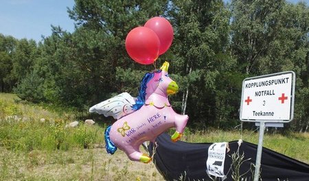 Kreativ gegen den Kriegsübungsplatz: Protestinstallation vor dem...