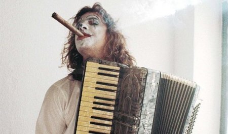 Wer mag da stille im Samtsessel hocken? »Brüder kommt die Füße h...