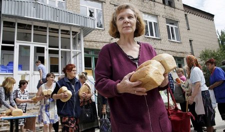 Gegen den Mangel: Kostenlose Brotverteilungsstelle in Donezk (3....