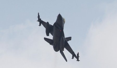Den IS kaum im Visier: Ein türkischer F-16-Kampfjet startet vom ...