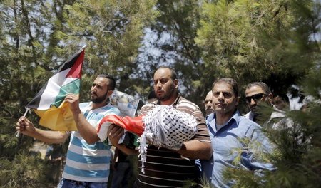 Trauerzug mit dem getöteten Kleinkind am Freitag im Dorf Duma im...