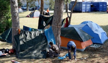 Provisorische Schlafstätte auf dem Gelände des zentralen Flüchtl...