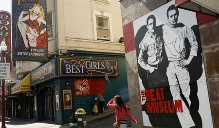 Ein Bild von Jack Kerouac (l.) und Neal Cassady ziert die Mauer ... Ein Bild von Jack Kerouac (l.) und Neal Cassady ziert die Mauer ...