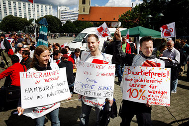 Dienstag vor dem Roten Rathaus: Junge Lehrer wehren sich gegen S... Dienstag vor dem Roten Rathaus: Junge Lehrer wehren sich gegen S...