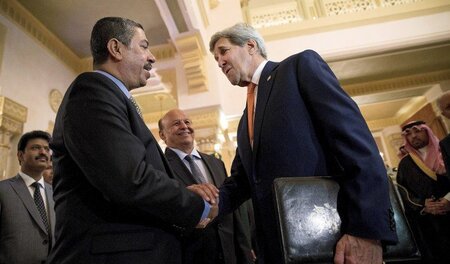 Treffen in Riad: US-Außenminister John Kerry (r.) mit dem jemeni... Treffen in Riad: US-Außenminister John Kerry (r.) mit dem jemeni...