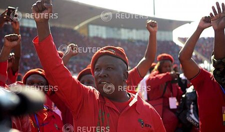 Die andere Hand soll er aufgehalten haben: Julius Malema, hier b... Die andere Hand soll er aufgehalten haben: Julius Malema, hier b...