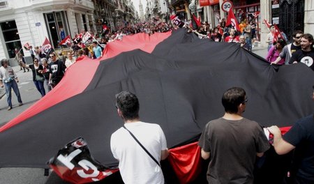 Woge der Solidarität: Mitglieder der spanischen anarchosyndikali...
