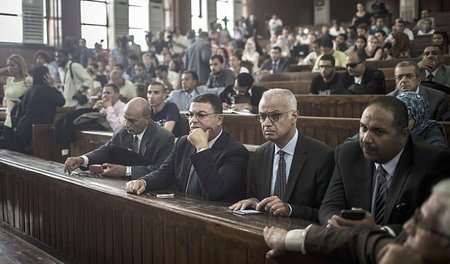 Journalisten und Anwälte bei der Verkündung der erneuten Urteils...