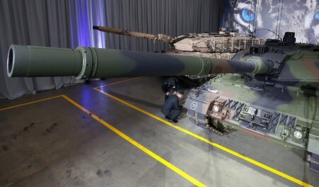 Der neue Leopard-Panzer braucht Uranmunition, um Gegner besiegen...
