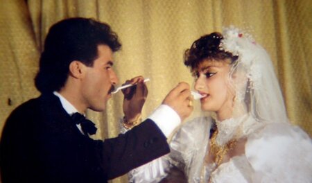 Mit 13 Jahren wird Hatice (r) mit dem 27-jährigen Achmed zwangsv...