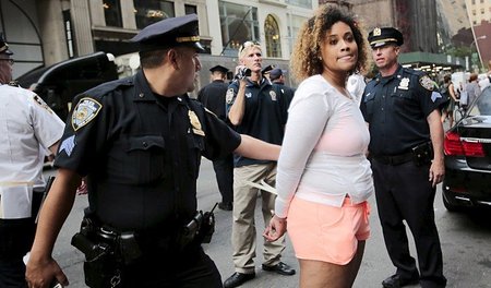 Festnahme einer Demonstrantin bei einem Protest gegen rassistisc...