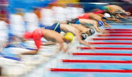 So läufts: Alle gehen gleichzeitig ins Wasser, als sechste, sieb...