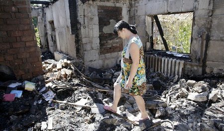 Durch Artilleriebeschuss zerstörtes Wohnhaus in Donezk (Foto vom...
