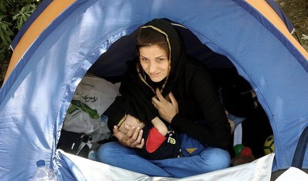 Eine aus Afghanistan geflohene Frau stillt ihr Kind am Mittwoch ...