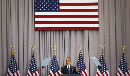Große Fahne, peinliche Rede: US-Präsident Barack Obama am Mittwo...