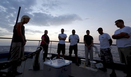 Retter halten am Donnerstag auf der MV Phoenix kurz inne, um an ...