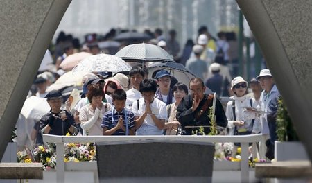 Gedenken am Mahnmal für die Opfer des US-Atombombenabwurfs in Hi...