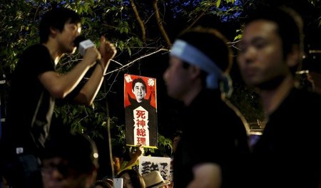 Protest gegen Shinzo Abes neues »Sicherheitsgesetz« am 16. Juli ...