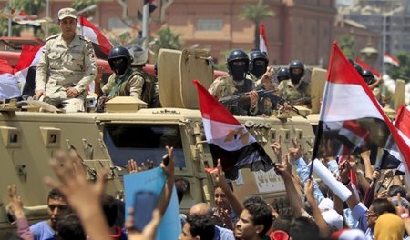 Im Griff des Militärs: Armeekonvoi auf dem Tahrir-Platz in Kairo...