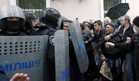 Nach dem Brandanschlag auf das Gewerkschaftshaus in Odessa: Demo... Nach dem Brandanschlag auf das Gewerkschaftshaus in Odessa: Demo...