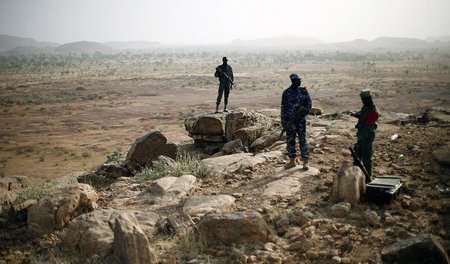 Malische Soldaten patrouillieren 2013 in der Umgebung von Sévaré