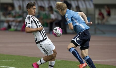 Wollen wir ein Tänzchen wagen? Paulo Dybala (l.) von Juventus im... Wollen wir ein Tänzchen wagen? Paulo Dybala (l.) von Juventus im...