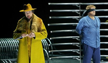 Georg Zeppenfeld (Marke) und Stephen Gould (rechts, Tristan) in ...