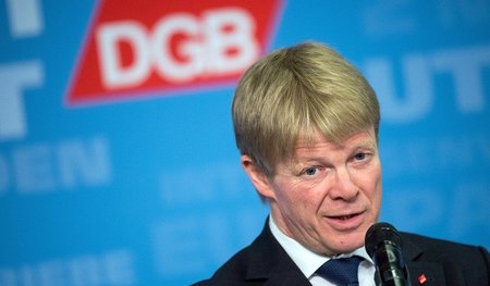 DGB-Chef Reiner Hoffmann: »Es hat sich gezeigt, dass Langzeitarb... DGB-Chef Reiner Hoffmann: »Es hat sich gezeigt, dass Langzeitarb...