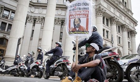 Mumias Bild bei einer der Protestdemonstrationen gegen rassistis...