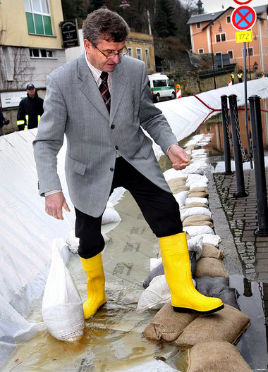 Albrecht Buttolo beim Dammbau (30.3.2006 in Bad Schandau)