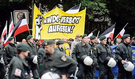 Jetzt auch in Bussen und Bahnen: Neonazis der Partei »Die Rechte...