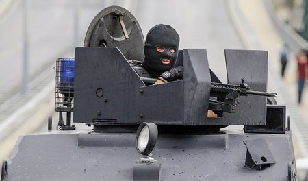 Politisch gewolltes Straßenbild: Ein Angehöriger einer Polizeiso...