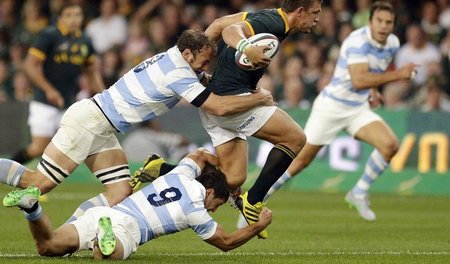 Südafrikas Handre Pollard (Mitte) wird von den argentinischen Sp...
