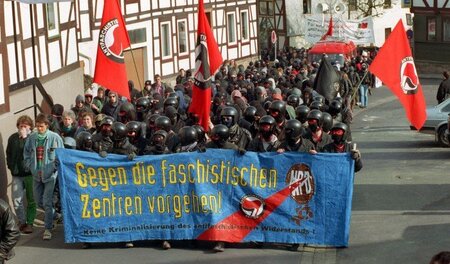 Der Stil der 1980er Jahre hielt noch ein Weilchen: Demonstration...