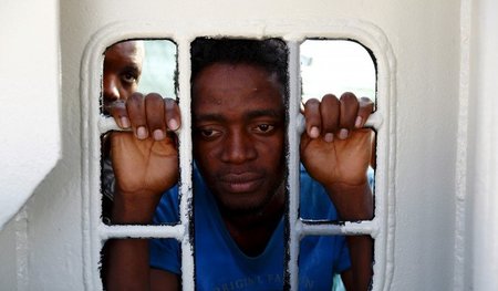 Aus dem Mittelmeer gerettet: Flüchtling auf einem Schiff der »Är...