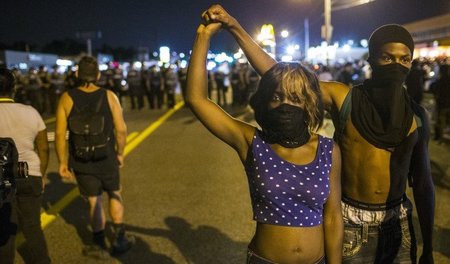 Ferguson am frühen Dienstag morgen: Protest gegen rassistische P...