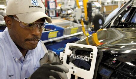 Volkswagen-Mitarbeiter im VW-Werk im US-amerikanischen Chattanoo... Volkswagen-Mitarbeiter im VW-Werk im US-amerikanischen Chattanoo...