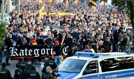 Hauptsache Schläge: Ende Oktober 2014 zogen Rechte und Hooligans... Hauptsache Schläge: Ende Oktober 2014 zogen Rechte und Hooligans...