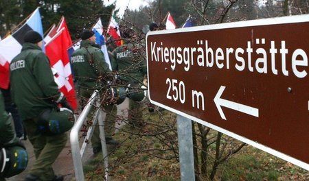 Auf Tuchfühlung: Polizeibeamte eskortieren einen Neonaziaufmarsc... Auf Tuchfühlung: Polizeibeamte eskortieren einen Neonaziaufmarsc...