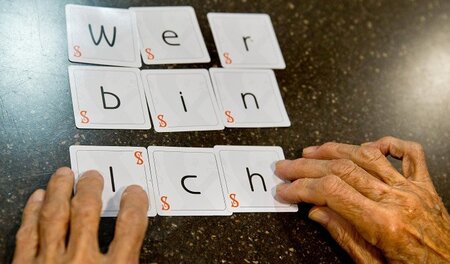Demenzkranke brauchen viel Unterstützung im Alltag. Dies wird du... Demenzkranke brauchen viel Unterstützung im Alltag. Dies wird du...