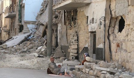 Zerstörte Zukunft, zerstörtes Land: Bewohner Aleppos in den Trüm...