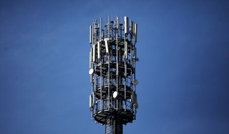 Big Brother ist Alltag: Sendemast für mobile Kommuniaktion neben... Big Brother ist Alltag: Sendemast für mobile Kommuniaktion neben...