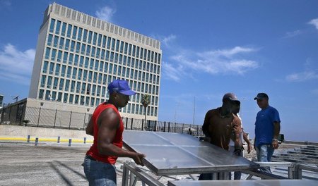 Bauen an neuen Beziehungen: Vor der US-Botschaft in Havana berei...