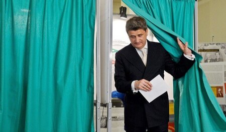 Vorhang auf für die »Vereinigten Linken«: Janusz Palikot bei der... Vorhang auf für die »Vereinigten Linken«: Janusz Palikot bei der...