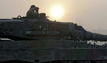Wieder auf Kurs Richtung Osten: Ein Leopard 2 A4-Panzer der poln... Wieder auf Kurs Richtung Osten: Ein Leopard 2 A4-Panzer der poln...