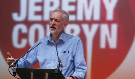 Kandidat für den Vorsitz: Der Labour-Politiker Jeremy Corbyn sch... Kandidat für den Vorsitz: Der Labour-Politiker Jeremy Corbyn sch...