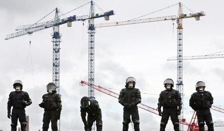 Unter Protesten gebaut: Kohlekraftwerk Moorburg. Heute ist es au... Unter Protesten gebaut: Kohlekraftwerk Moorburg. Heute ist es au...