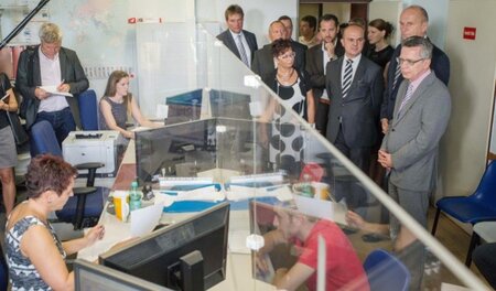 Schnell weg mit denen: Innenminister Thomas de Maizìere begutach... Schnell weg mit denen: Innenminister Thomas de Maizìere begutach...